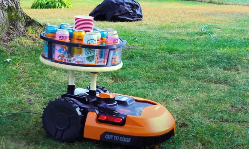 Turning my lawnmower into a beer delivery vehical // Screenshot Youtube